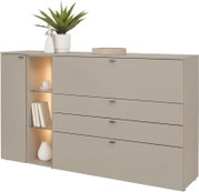 Beige moderne ladekast/commode met vier lades en links een verlichte open nis met glazen legplanken, gefotografeerd in frontaal aanzicht met lichte hoek (driekwart), met decoratie op het blad.