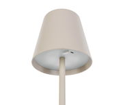 Nahaufnahme einer Akku-Stehleuchte von unten, mit einem schlichten, modernen Design in Beige.