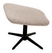 Moderner Hocker mit gepolsterter Sitzfläche in Beige und schwarzem Metallgestell, seitliche Perspektive