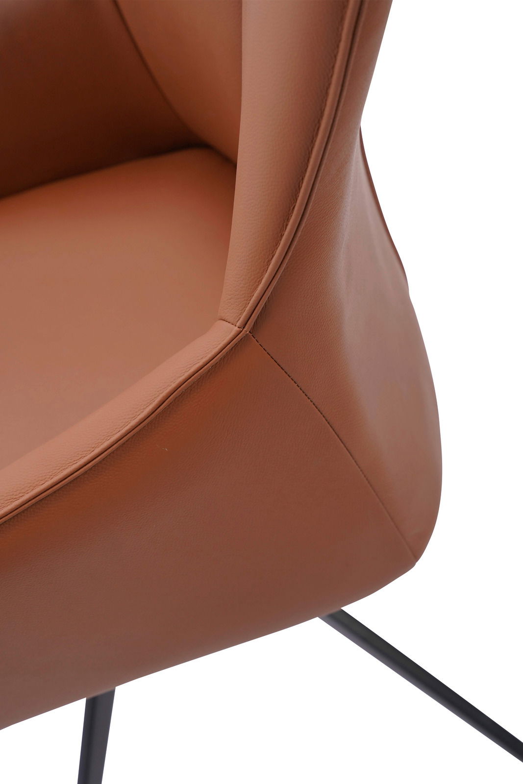 Nahaufnahme eines braunen Armlehnstuhls aus Leder mit schwarzem Metallgestell, seitliche Perspektive