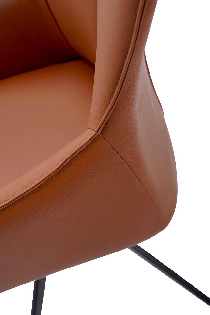 Nahaufnahme eines braunen Armlehnstuhls aus Leder mit schwarzem Metallgestell, seitliche Perspektive