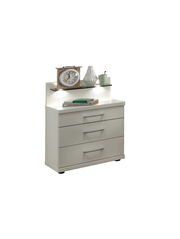 Weiße Nachtkonsole mit drei Schubladen, einer Ablagefläche mit Uhr und Dekoration, seitliche Perspektive.