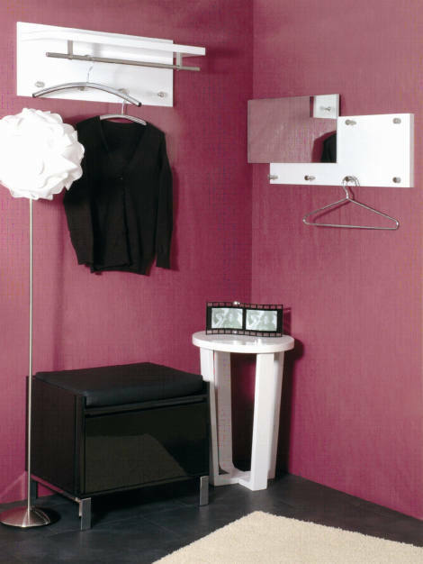 Moderne Wandgarderobe in einer Ecke mit lila Wänden, inklusive Kleiderbügel und Spiegel, aus der Frontalperspektive betrachtet.