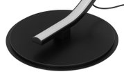 Nahaufnahme der Basis einer schwarzen LED-Stehleuchte mit gebogenem Design.