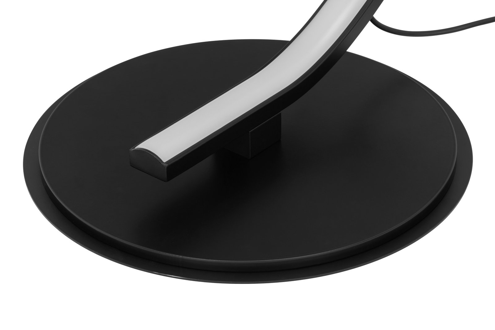 Nahaufnahme der Basis einer schwarzen LED-Stehleuchte mit gebogenem Design.