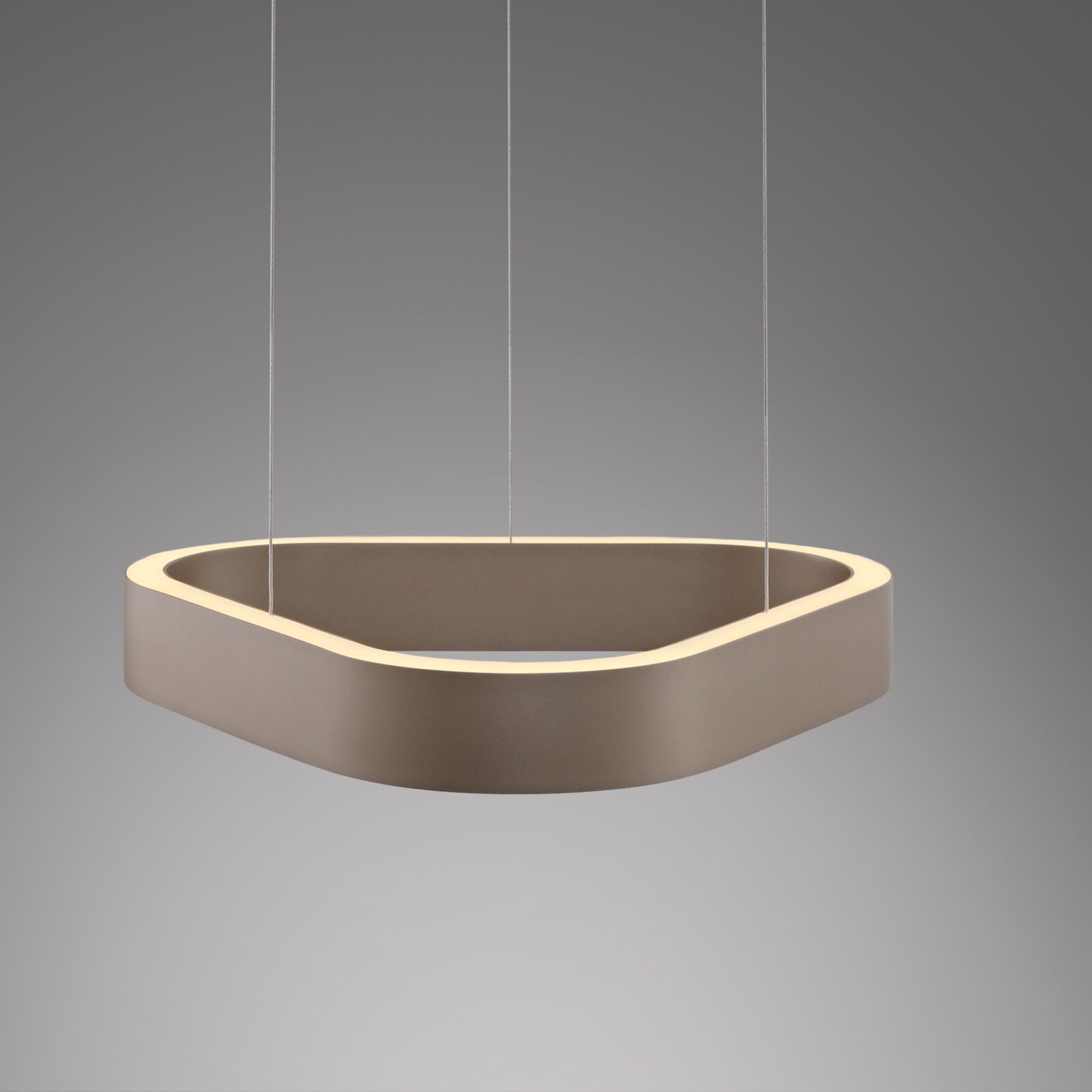 Moderne LED-Pendelleuchte in dreieckiger Ringform mit warmweiß leuchtendem Rand, mattes Metall in Beige/Champagner, aufgehängt an drei dünnen Seilen, Ansicht leicht von oben frontal vor grauem Hintergrund