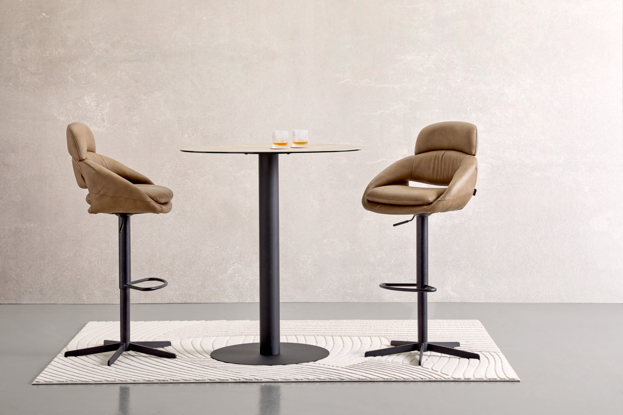 Novel Bartisch APEROL Moderner Bartisch mit zwei beigen Barhockern, seitliche Perspektive