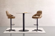 Moderner Bartisch mit zwei beigen Barhockern, seitliche Perspektive
