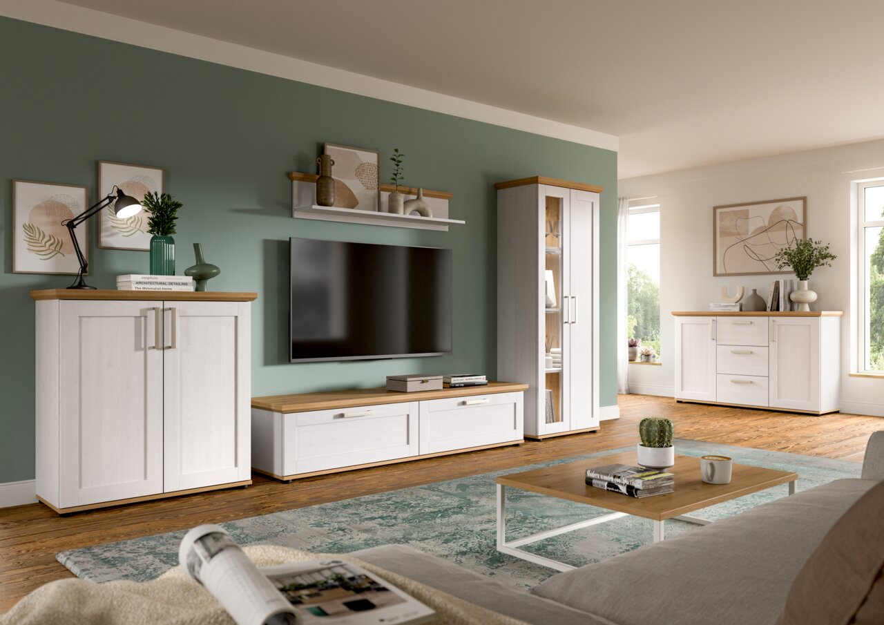 MID.YOU Lowboard VERONA Modernes Wohnzimmer mit einem weißen Lowboard aus Holz, das unter einem großen Flachbildfernseher steht. Perspektive von der Seite.