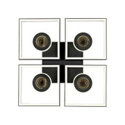 Moderne led-plafondlamp met vier vierkante frames en ronde lichtelementen, gezien van onderaf.