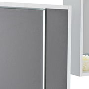 Nahaufnahme eines grauen Midischranks mit weißem Rahmen und moderner, minimalistischer Gestaltung.