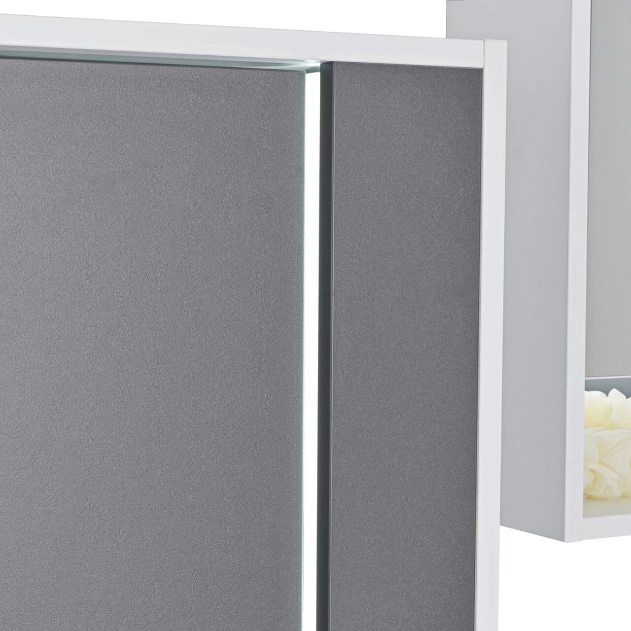 Voleo Midischrank FREYA Nahaufnahme eines grauen Midischranks mit weißem Rahmen und moderner, minimalistischer Gestaltung.