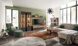 Moderne Wohnzimmermöbel in einem stilvollen Raum mit großen Fenstern, bestehend aus Vitrinen, TV-Lowboard, Sideboard und Couchtisch in dunklen und holzfarbenen Tönen. Perspektive: Frontalansicht.