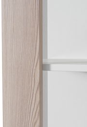 Nahaufnahme eines Regals mit heller Holzmaserung und weißen Regalböden, seitliche Perspektive