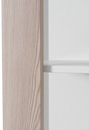 Nahaufnahme eines Regals mit heller Holzmaserung und weißen Regalböden, seitliche Perspektive