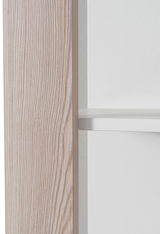 Nahaufnahme eines Regals mit heller Holzmaserung und weißen Regalböden, seitliche Perspektive