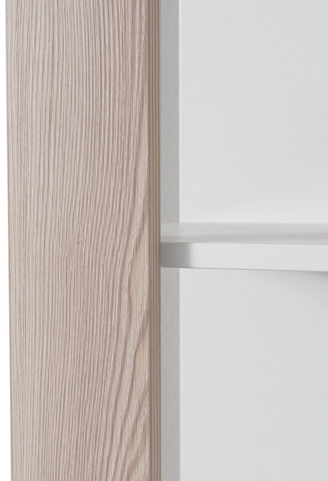 Nahaufnahme eines Regals mit heller Holzmaserung und weißen Regalböden, seitliche Perspektive