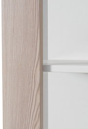 Nahaufnahme eines Regals mit heller Holzmaserung und weißen Regalböden, seitliche Perspektive