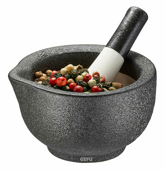 Mörser GRINO mit Stößel, gefüllt mit buntem Pfeffer, seitliche Perspektive