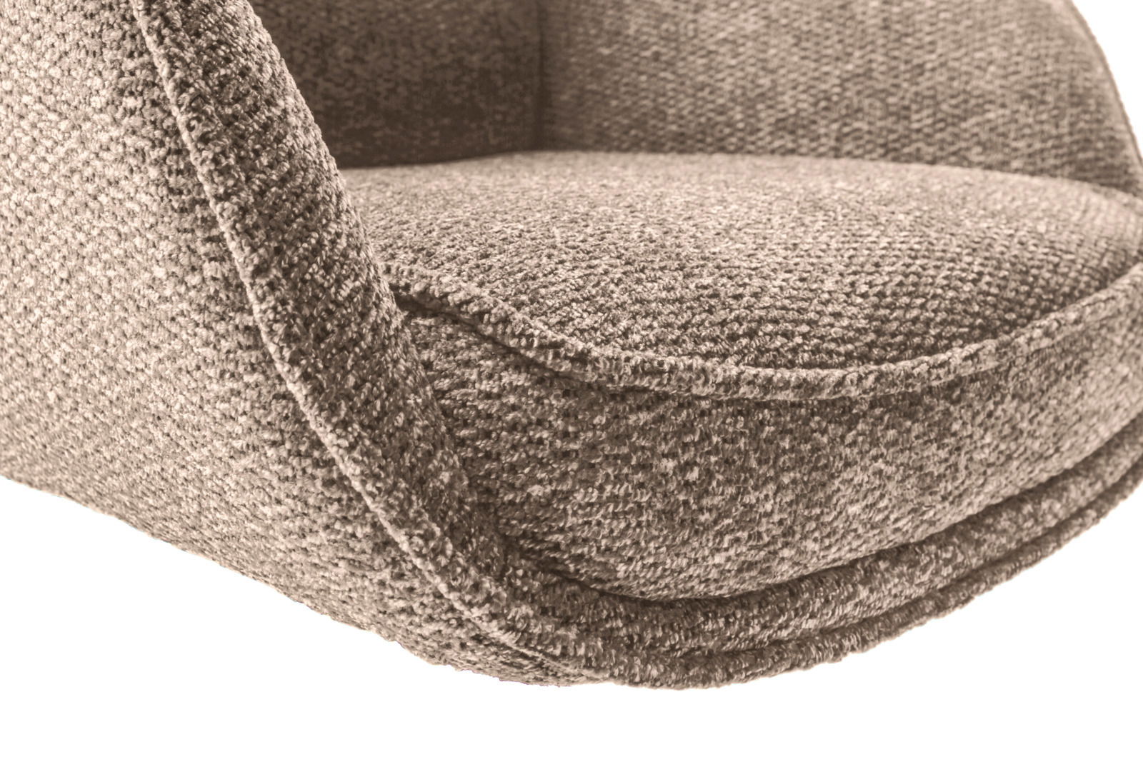 Nahaufnahme eines Armlehnstuhls mit grob gewebtem Stoffbezug in Beige, seitliche Perspektive