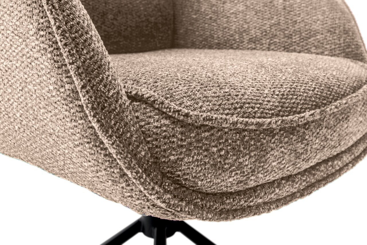 Nahaufnahme eines Armlehnstuhls mit grob gewebtem Stoffbezug in Beige, seitliche Perspektive