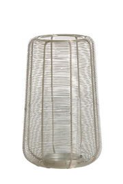 Windlicht aus Drahtgeflecht, seitliche Perspektive