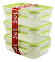 Dreier-Set von transparenten Frischhaltedosen mit grünen Deckeln, gestapelt und mit einem roten Band umwickelt, seitliche Perspektive