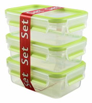 Dreier-Set von transparenten Frischhaltedosen mit grünen Deckeln, gestapelt und mit einem roten Band umwickelt, seitliche Perspektive