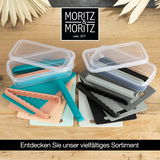 Verschlussclips in verschiedenen Farben und Größen, präsentiert auf Schneidebrettern aus Kunststoff, mit transparenten Aufbewahrungsboxen im Hintergrund. Draufsicht auf das Produkt.