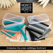 Verschlussclips in verschiedenen Farben und Größen, präsentiert auf Schneidebrettern aus Kunststoff, mit transparenten Aufbewahrungsboxen im Hintergrund. Draufsicht auf das Produkt.