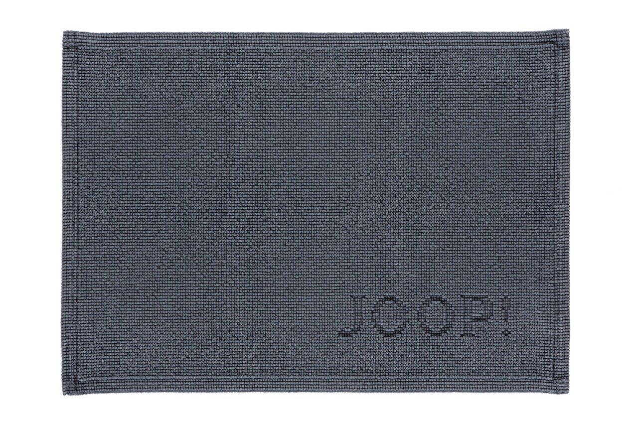 Grauer Badteppich 60 x 90 cm mit eingeprägtem Schriftzug 'JOOP!' in Draufsicht