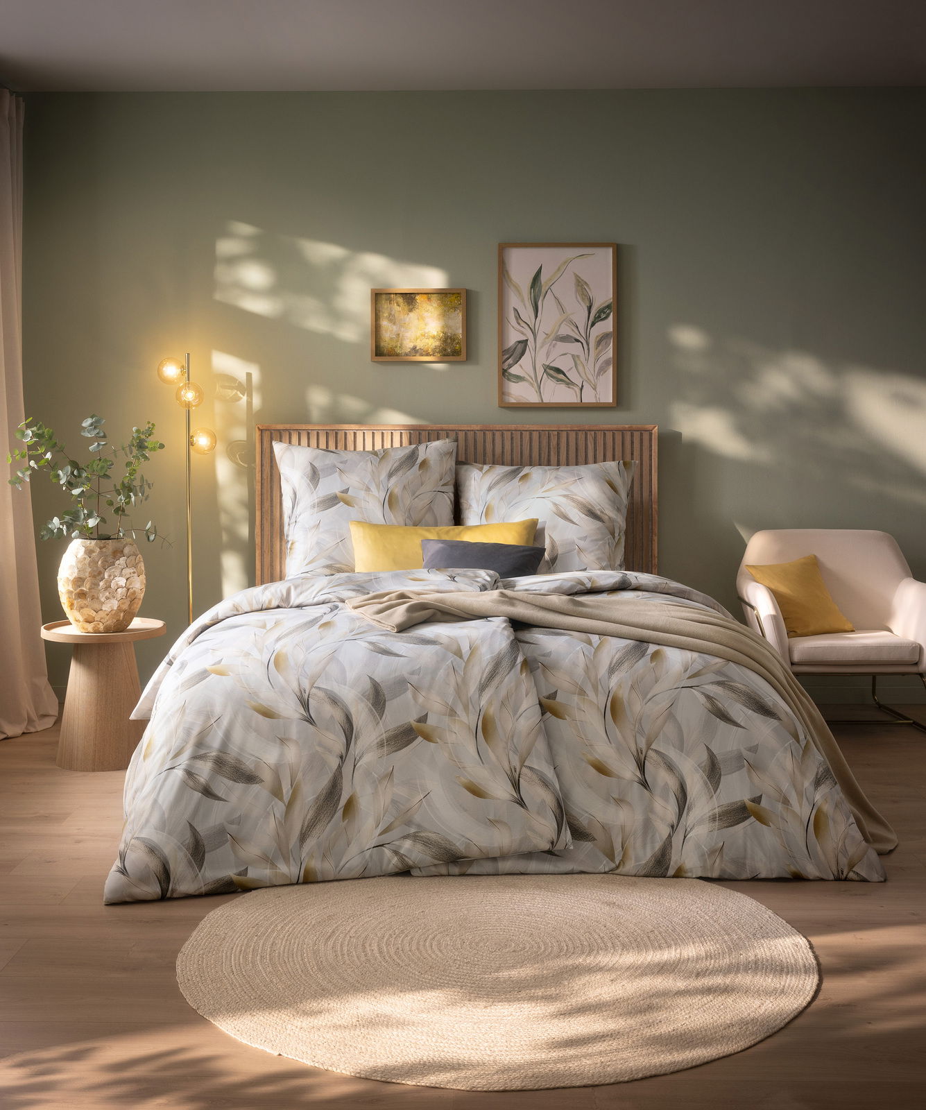 Gemütliches Schlafzimmer mit stilvoller Bettwäsche in sanften Naturtönen, dekoriert mit Pflanzen und Kunstwerken, aus der Vorderansicht.