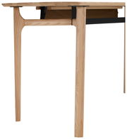 Seitenansicht eines modernen Schreibtisches aus hellem Holz mit schwarzem Metallrahmen.