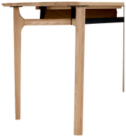 Seitenansicht eines modernen Schreibtisches aus hellem Holz mit schwarzem Metallrahmen.