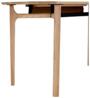 Zijaanzicht van een modern bureau van licht hout met een zwart metalen frame.