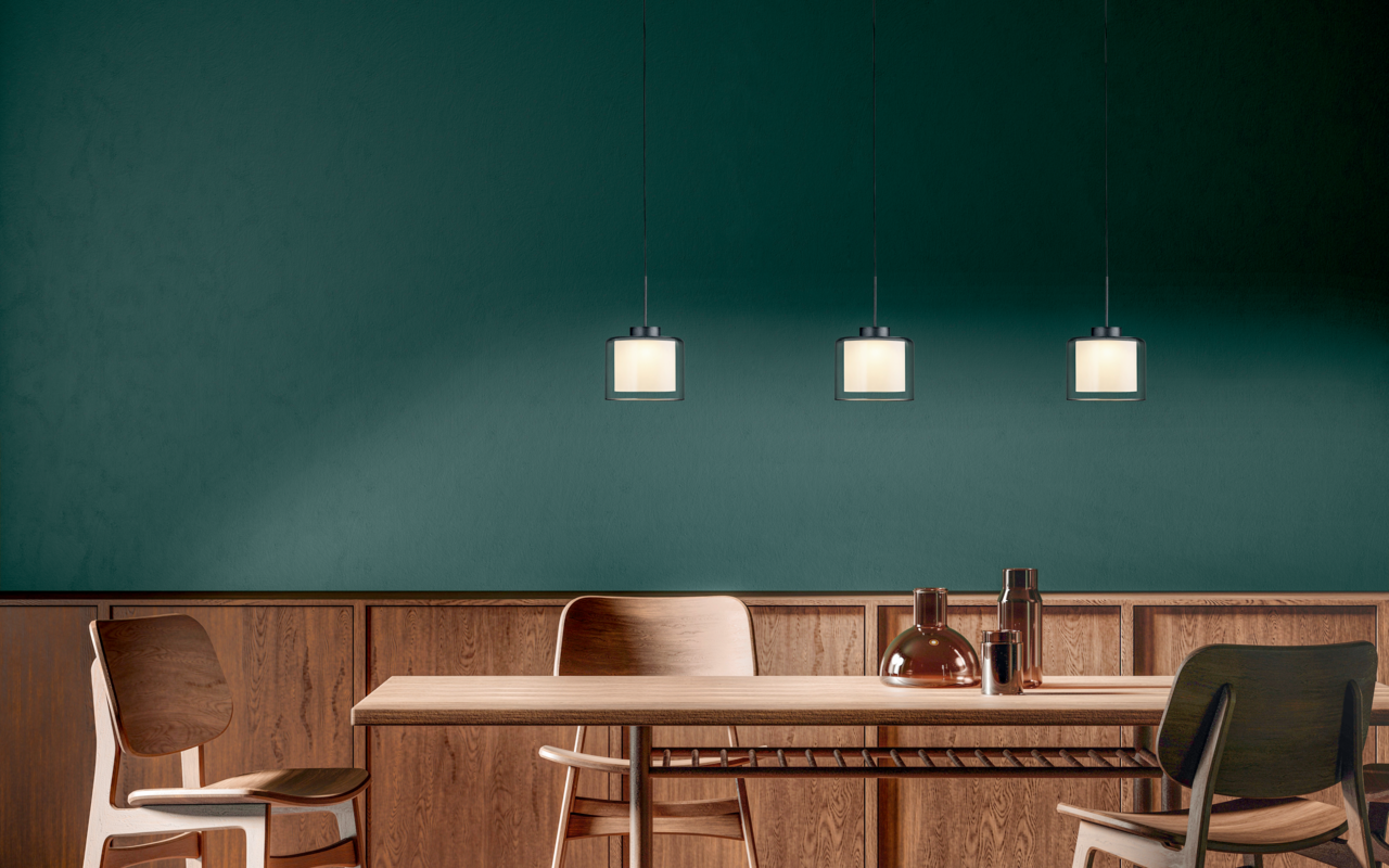 Drei moderne LED-Pendelleuchten KLARA in einem stilvollen Esszimmer, aus der Perspektive des Betrachters auf Augenhöhe.