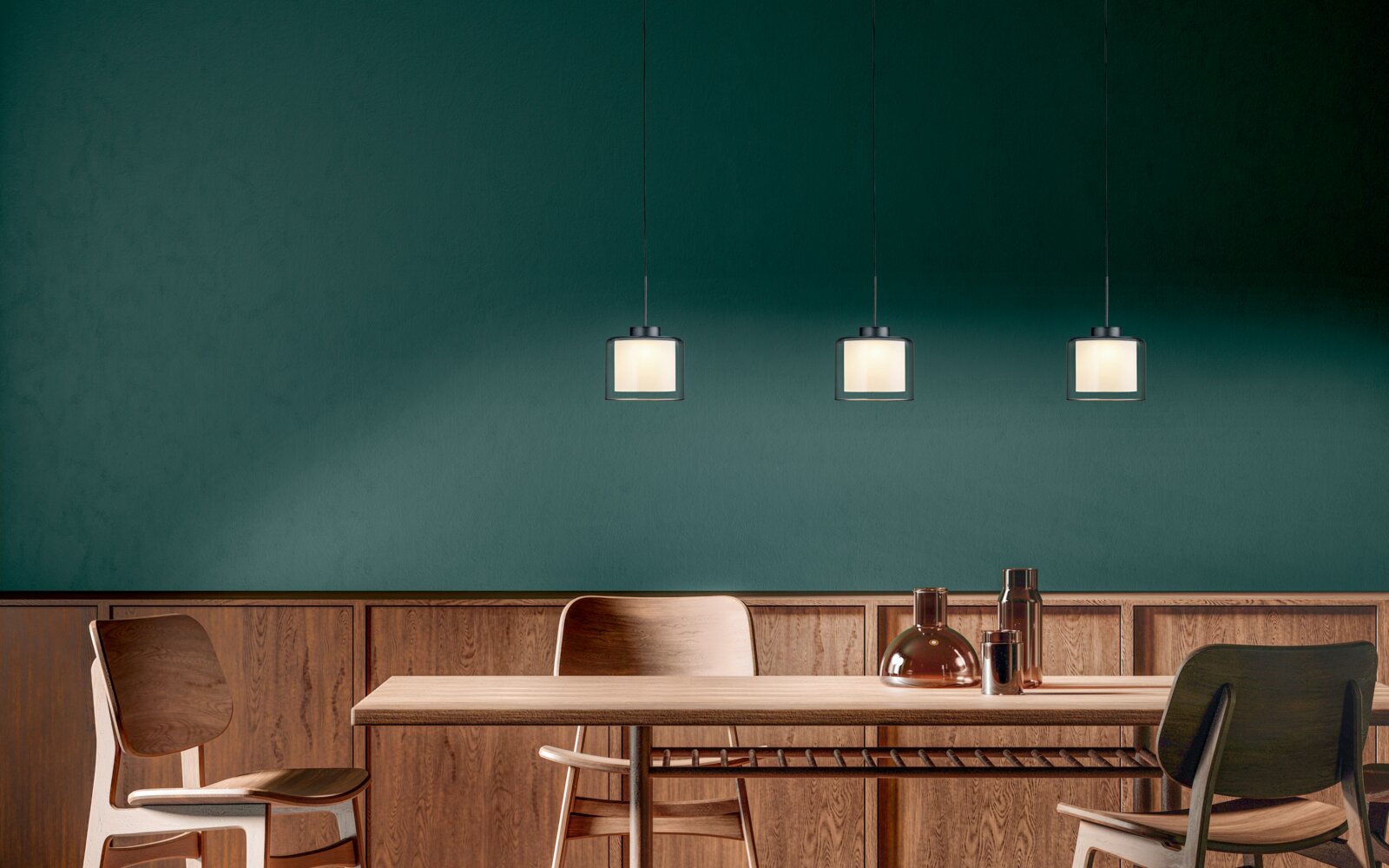 Drei moderne LED-Pendelleuchten KLARA in einem stilvollen Esszimmer, aus der Perspektive des Betrachters auf Augenhöhe.