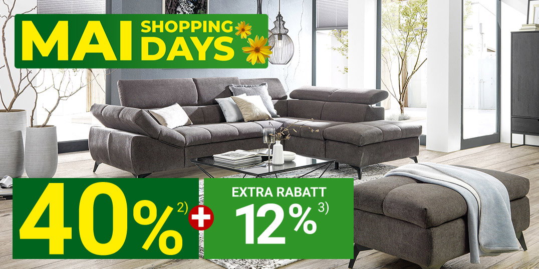 Modernes Wohnzimmer mit grauer Eckcouch, Couchtisch und Teppich, beworben mit „Mai Shopping Days“