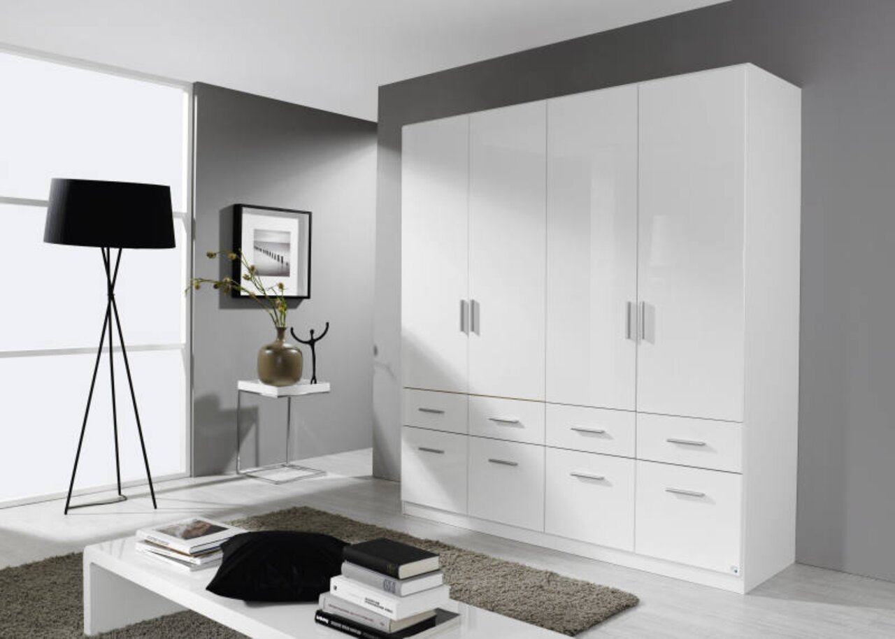 Moderner, weißer Drehtürenschrank mit vier Türen und acht Schubladen, seitliche Perspektive
