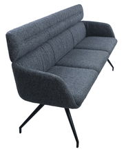 Graue Sitzbank mit hoher Rückenlehne und schwarzen Metallbeinen, seitliche Perspektive