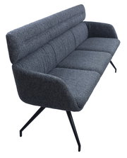 Graue Sitzbank mit hoher Rückenlehne und schwarzen Metallbeinen, seitliche Perspektive