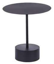 Runder schwarzer Beistelltisch mit schlankem Standbein und zylindrischem Sockel, seitliche Perspektive