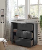 Moderne Kommode mit glänzender schwarzer Oberfläche, drei Schubladen und einer offenen Tür, seitliche Perspektive