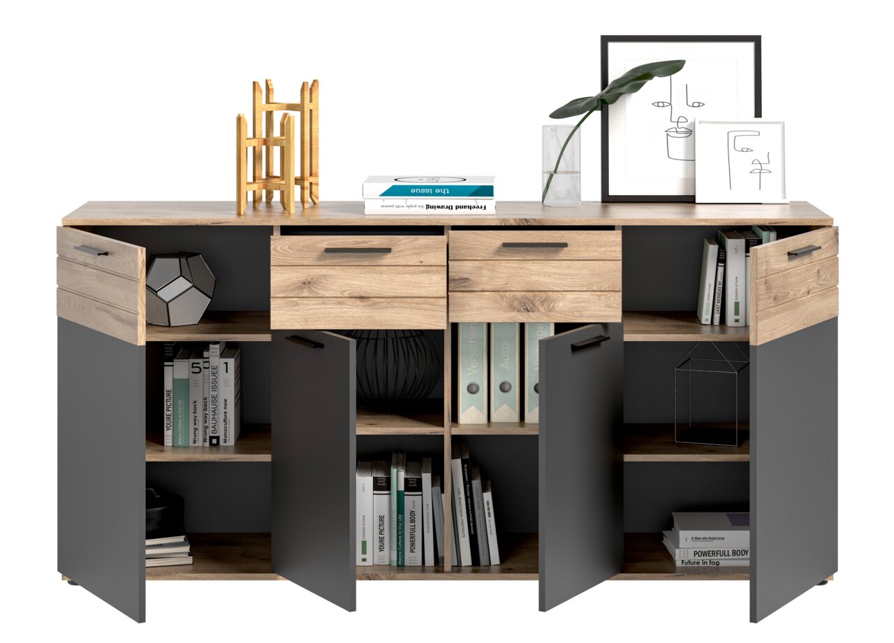 Moderne Kommode mit Holz- und Grautönen, frontal fotografiert, mit offenen Türen und Schubladen, dekoriert mit Büchern, Pflanzen und Kunstobjekten.