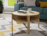 Runder Couchtisch aus Holz mit zwei Ebenen, auf einem modernen Teppich vor einem Sofa, seitliche Perspektive.
