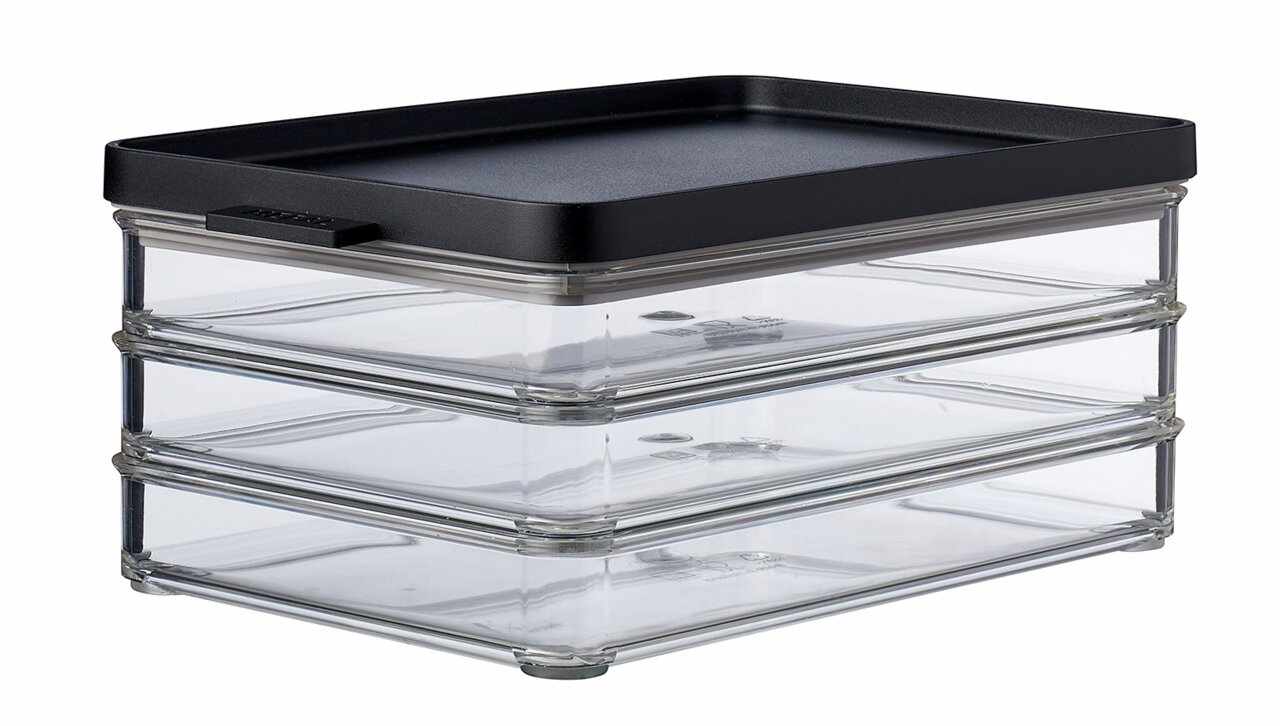 Transparente Kühlschrankdose Omnia mit schwarzem Deckel, seitliche Perspektive