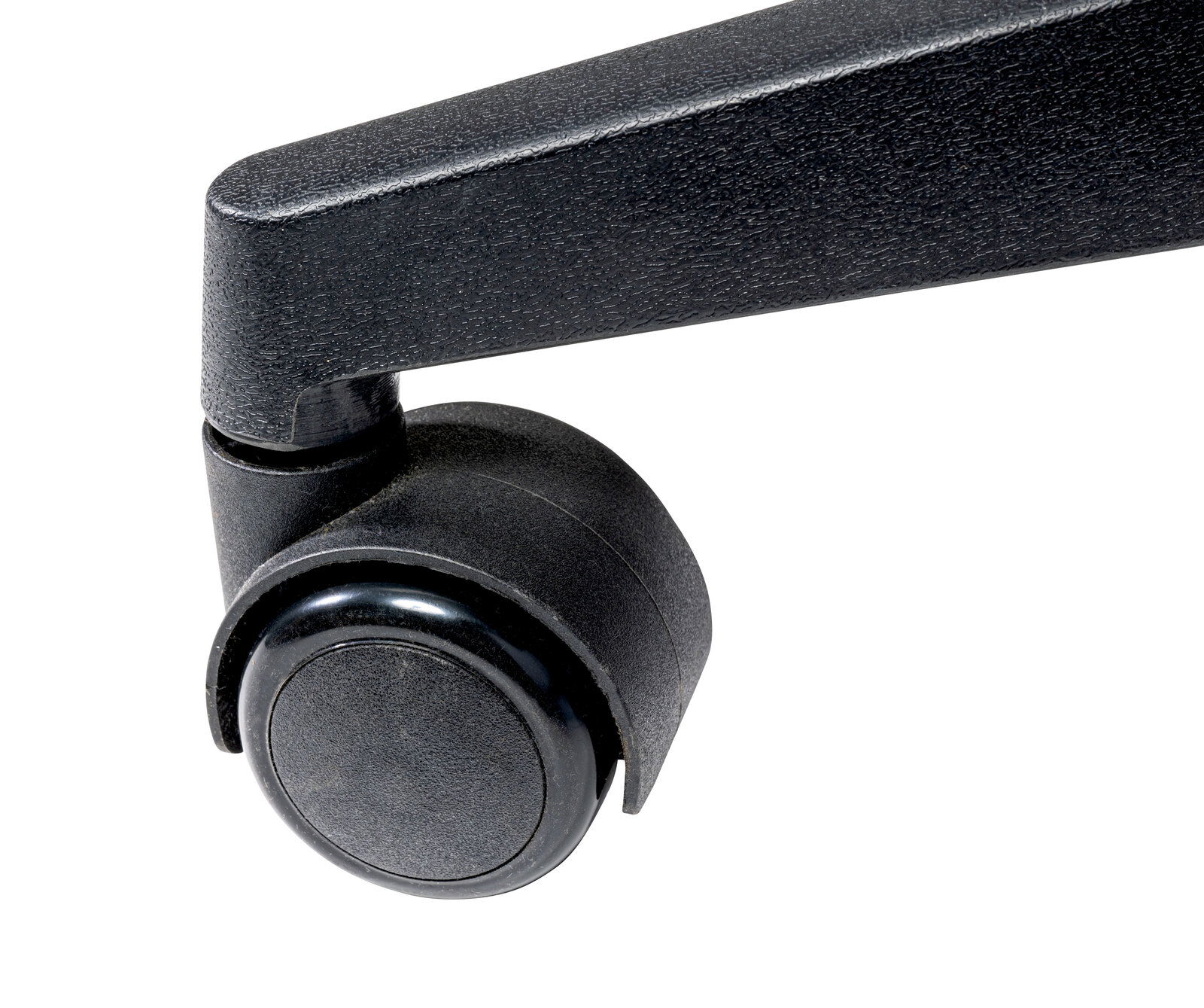 Nahaufnahme einer schwarzen Stuhlrolle mit Arm eines Drehstuhls.