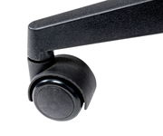 Nahaufnahme einer schwarzen Stuhlrolle mit Arm eines Drehstuhls.