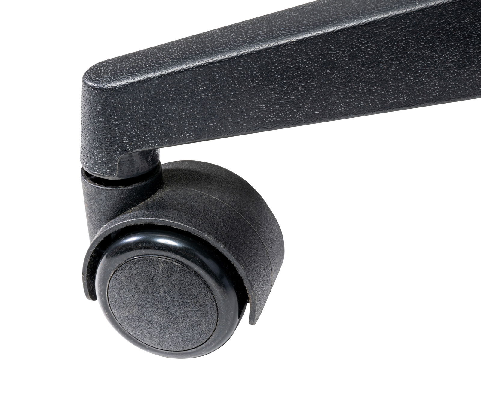 Nahaufnahme einer schwarzen Stuhlrolle mit Arm eines Drehstuhls.