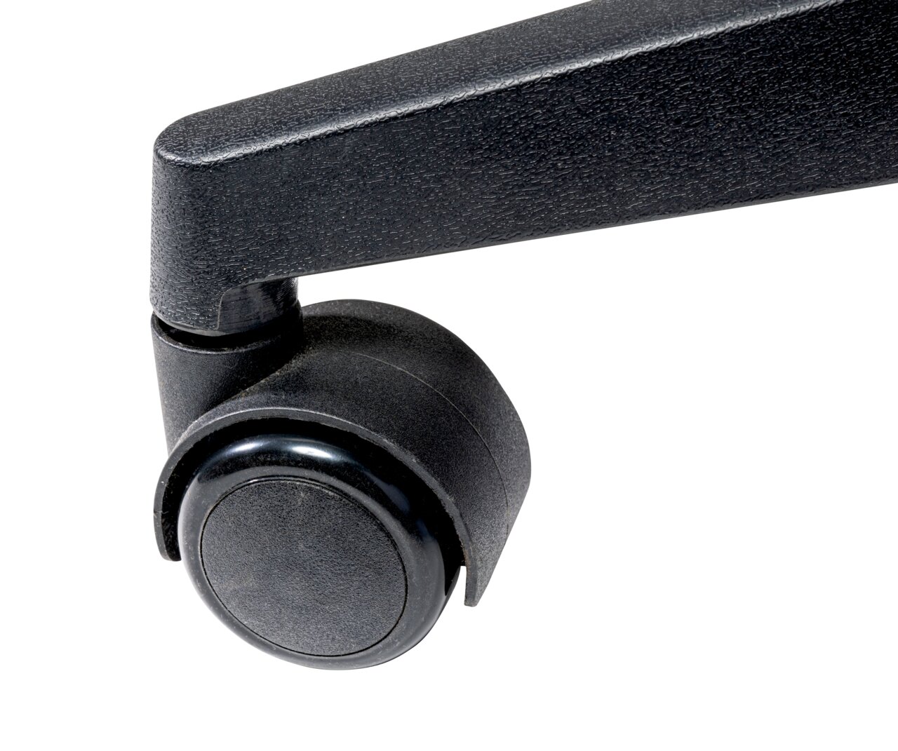Nahaufnahme einer schwarzen Stuhlrolle mit Arm eines Drehstuhls.